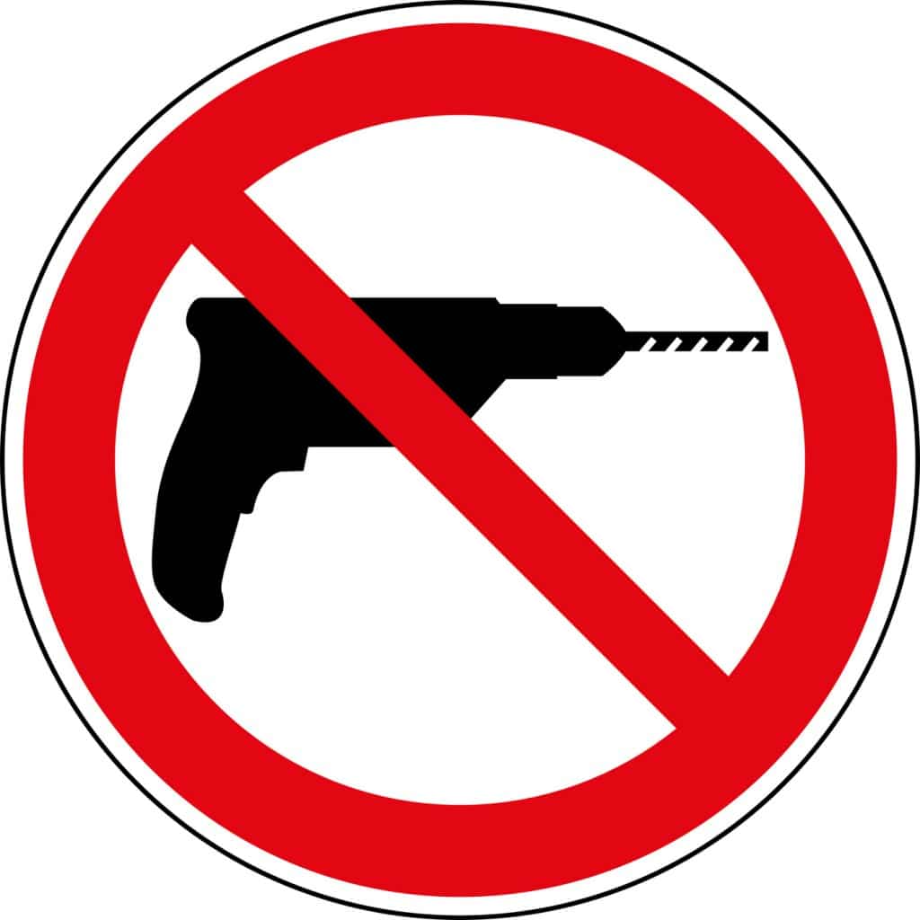 schéma montrant une perceuse barré pour signaler qu'il est déconseillé de percer des bois de charpente trop fin