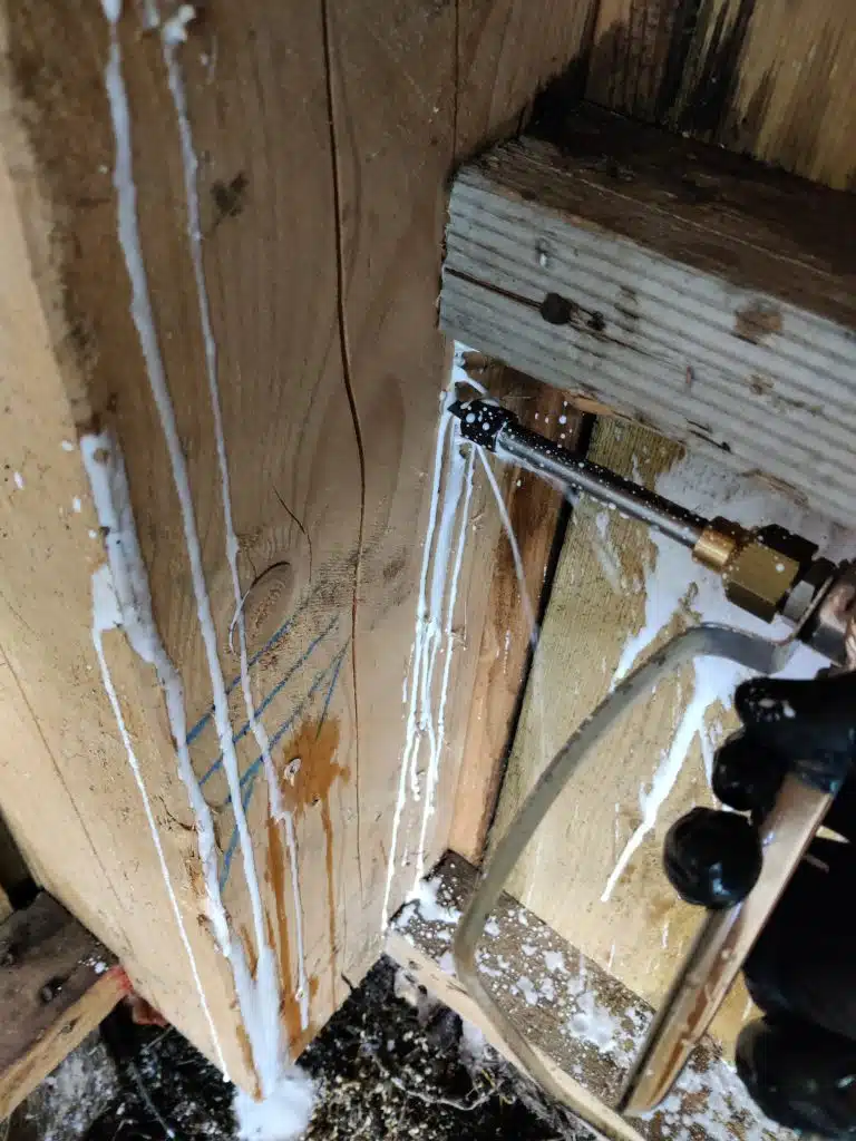 traitement de charpente par injection avec pistolet airless sur injecteur