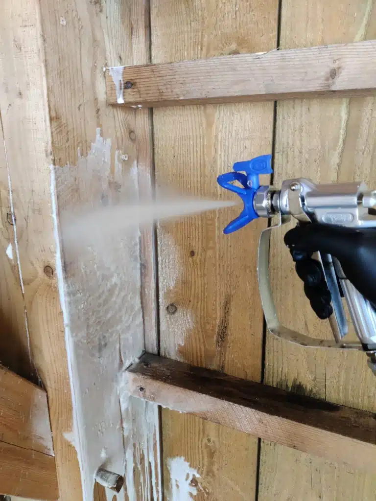 pulvérisation de gel curatif lors d'un traitement d'une charpente traditionnelle