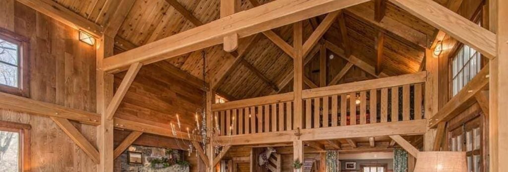 charpente complexe d'un chalet en bois pouvant nécessiter un traitement difficile